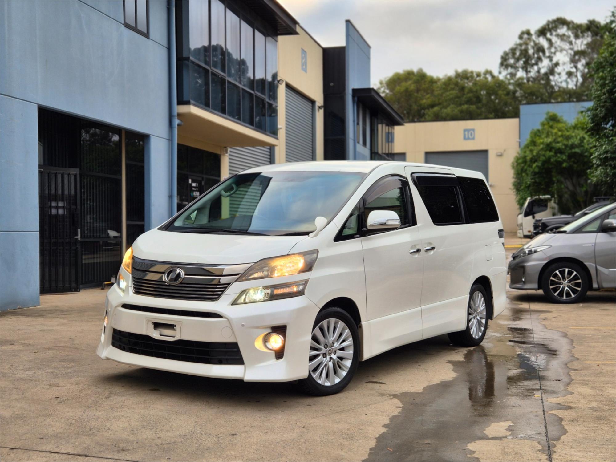 2011 Toyota Vellfire, photo 4
