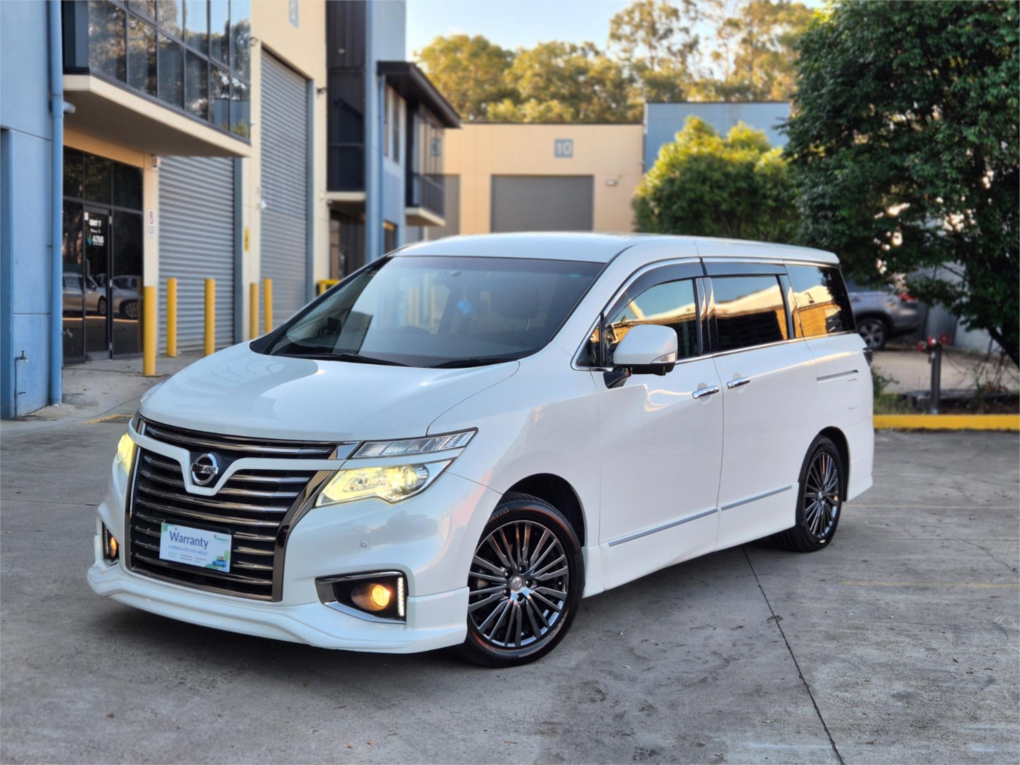 2017 Nissan Elgrand, photo 3