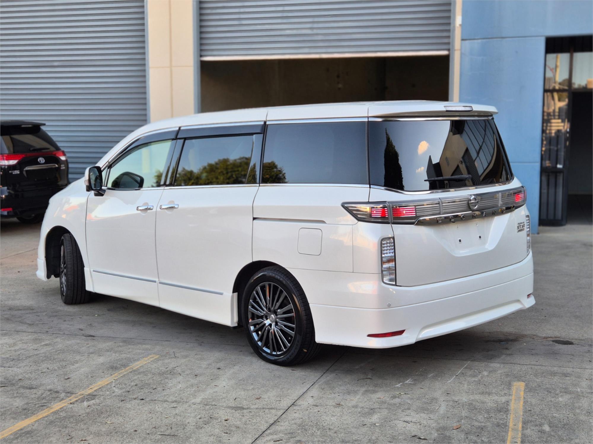 2017 Nissan Elgrand, photo 4